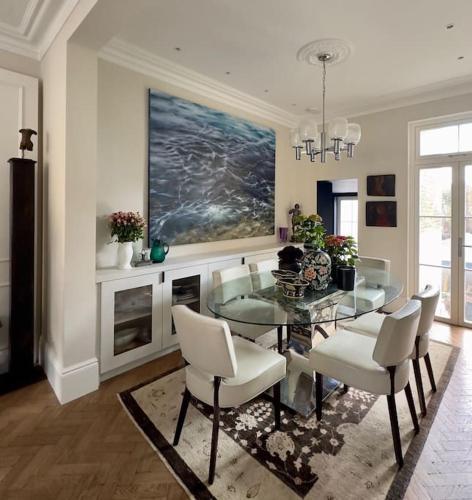 Beautiful 4-Bed House next to Battersea Park - Tap to explore photos