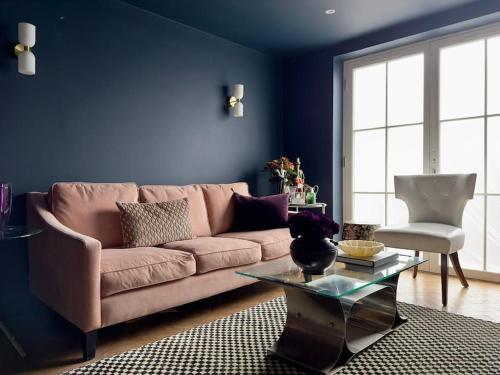 Beautiful 4-Bed House next to Battersea Park - Tap to explore photos