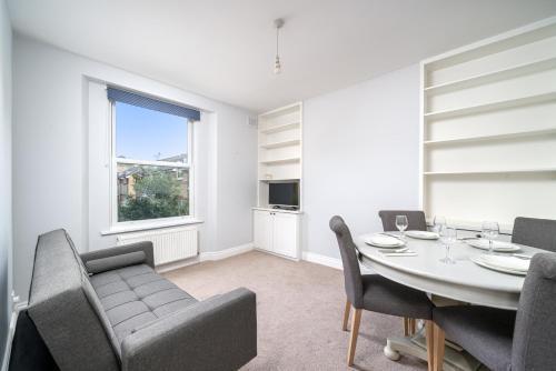 Lovely & Bright 1 Bedroom Flat in London's Zone 2 - Tap to explore photos
