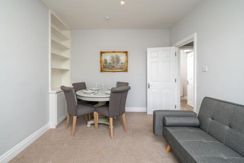 Lovely & Bright 1 Bedroom Flat in London's Zone 2 - Tap to explore photos
