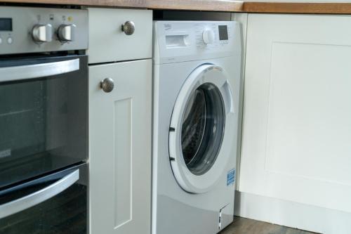 Lovely & Bright 1 Bedroom Flat in London's Zone 2 - Tap to explore photos