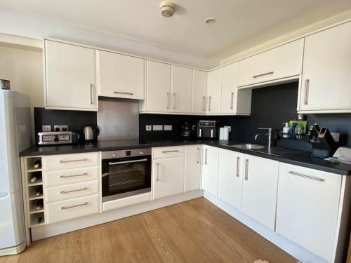 Top floor 1bed appartement with balcony, city view - Tap to explore photos
