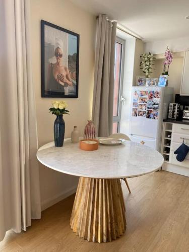 Top floor 1bed appartement with balcony, city view - Tap to explore photos
