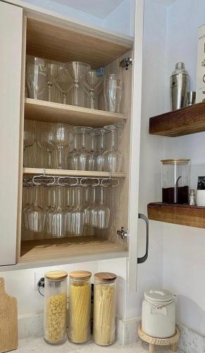 Sunny 1 bedroom flat in central London - Tap to explore photos