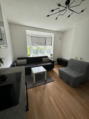 Lovely 3-bed 20 mins to Central London - Tap to explore photos