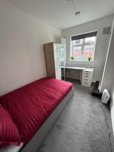 Lovely 3-bed 20 mins to Central London - Tap to explore photos