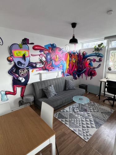 Colourful & Comfy Studio Flat - Tap to explore photos