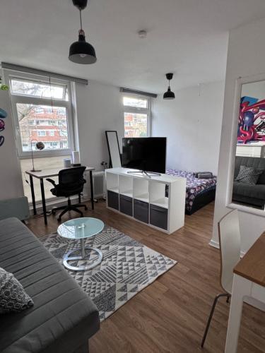 Colourful & Comfy Studio Flat - Tap to explore photos