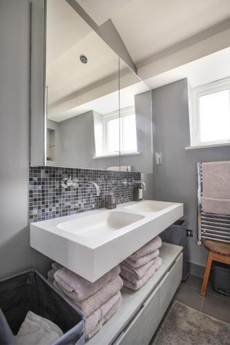 This City Needs Me 2 Bedroom Townhouse with Garden - Tap to explore photos