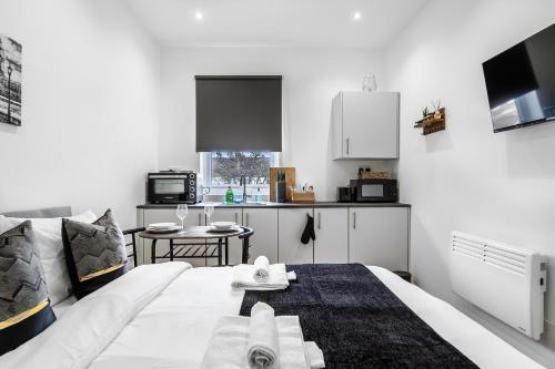 En-Suite Studio Rooms in London near Wembley Stadium - Tap to explore photos