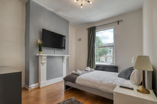4 Bedroom Dalston Apartment - Tap to explore photos