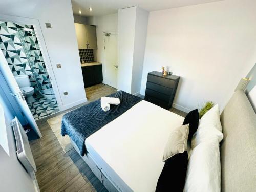 Brand New Room - London City Center - Tap to explore photos