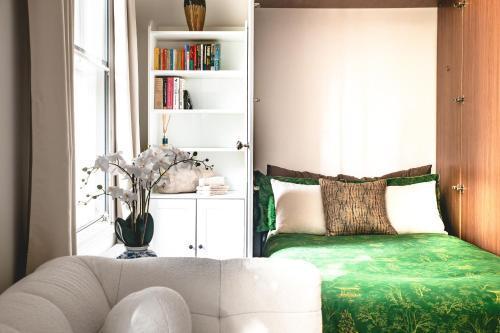 Gorgeous Notting Hill Victorian Studio - Tap to explore photos