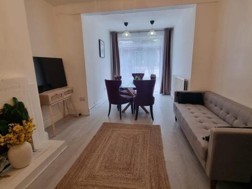 Tottenham Large 4-Bed Terraced House Sleeps 10 - Tap to explore photos