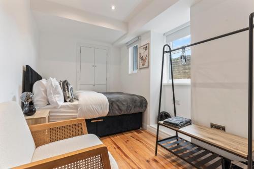 Charming 2-Bed Flat with Garden in London - Tap to explore photos