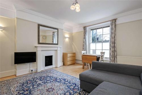 Charming 2 bedroom central London family home - Tap to explore photos
