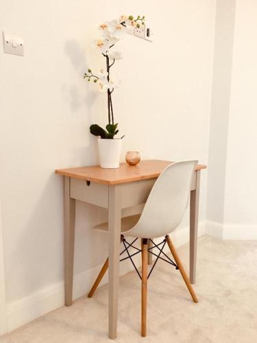 Homely en-suite near Westfield Stratford - Tap to explore photos