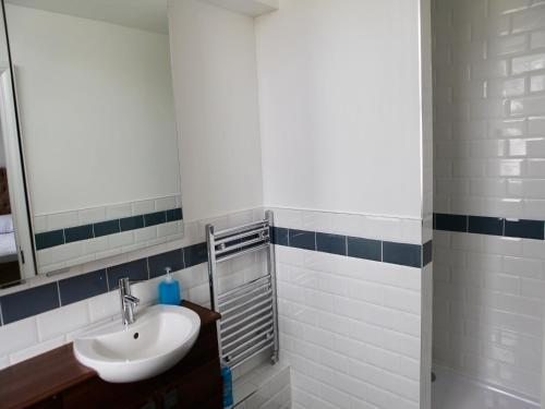 Homely en-suite near Westfield Stratford - Tap to explore photos