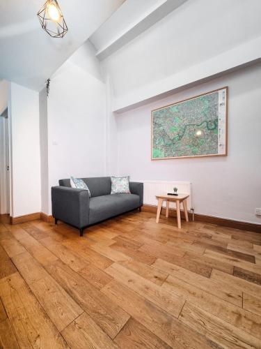 Two Bedroom in Islington - Tap to explore photos