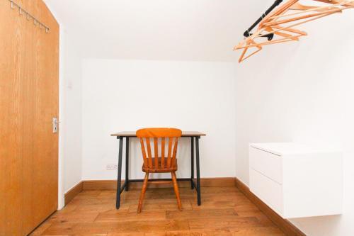 Two Bedroom in Islington - Tap to explore photos