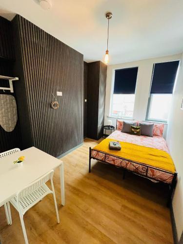Kilburn Guest Rooms 167 - Tap to explore photos