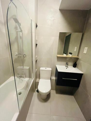 Kilburn Guest Rooms 167 - Tap to explore photos