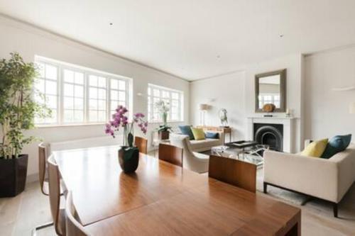 Modern Stylish 2bed2bath close to Kings Road - Tap to explore photos