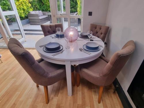 Delightful Room, 20 mins to London, 1 GB Internet - Tap to explore photos