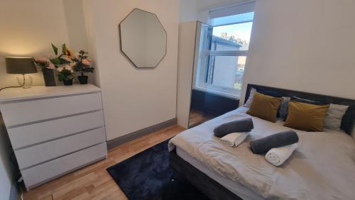 Delightful Room, 20 mins to London, 1 GB Internet - Tap to explore photos