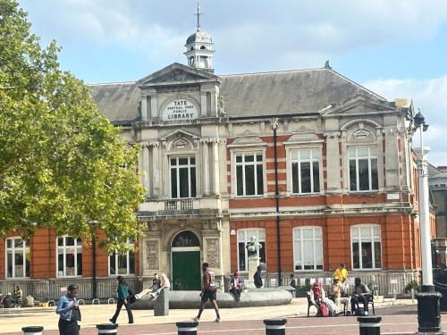 Qties Beautiful Abode Brixton - Tap to explore photos
