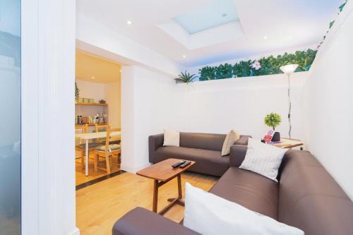 charming 2 bedroom in central london - Tap to explore photos