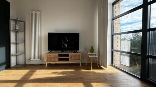 London City Island 1 Bedroom Luxury Apartments, Private Balcony - Tap to explore photos