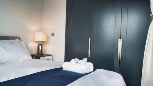 London City Island 1 Bedroom Luxury Apartments, Private Balcony - Tap to explore photos