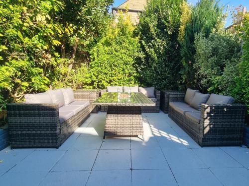 Big Double Room, 20 mins to London - Tap to explore photos