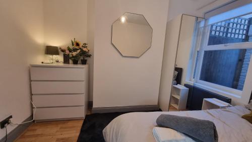 Big Double Room, 20 mins to London - Tap to explore photos