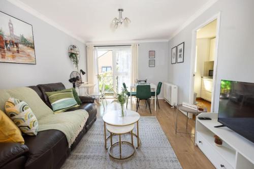 Cozy 2Bed Flat River View & Free Parking! - Tap to explore photos