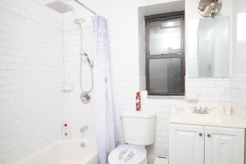 Comfy Guest House in Hell's Kitchen - Tap to explore photos