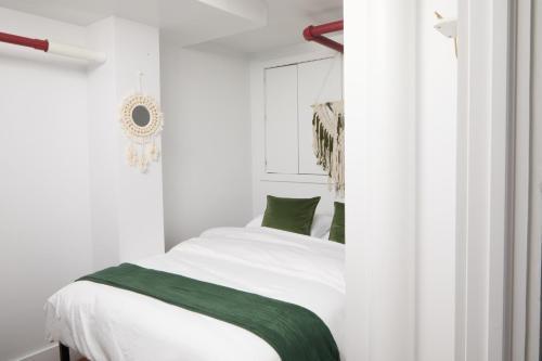Comfy Guest House in Hell's Kitchen - Tap to explore photos