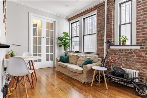 Private Room at a 3 bedroom Apt at the heart of East Village - shared apartment - Tap to explore photos
