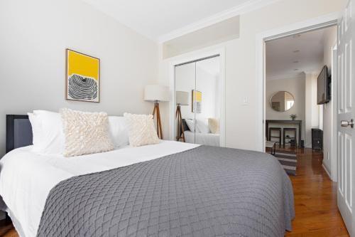 Stylish Private Room in Upper East Side! - Tap to explore photos