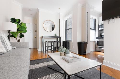 Stylish Private Room in Upper East Side! - Tap to explore photos