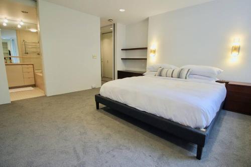 Private Townhome near UN