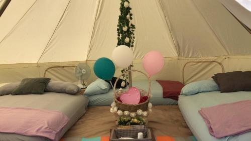 Glamping Kaki - Large Bell Tent - Tap to explore photos