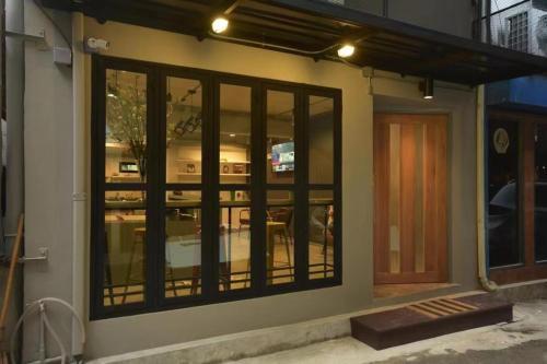 Bangkok Silom chat box hostel - Tap to explore photos