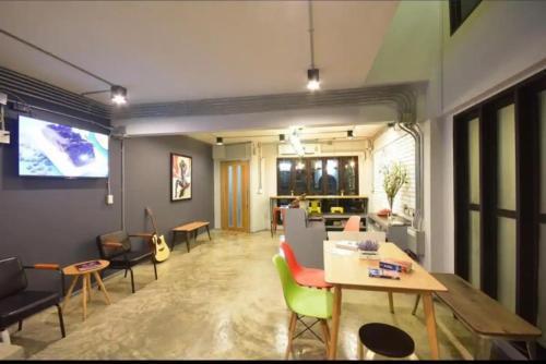 Bangkok Silom chat box hostel - Tap to explore photos