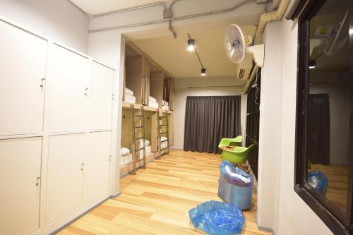 Bangkok Silom chat box hostel - Tap to explore photos