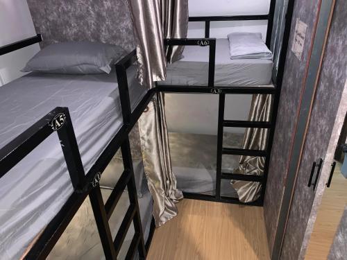 Homey Hostel Khaosan - Tap to explore photos