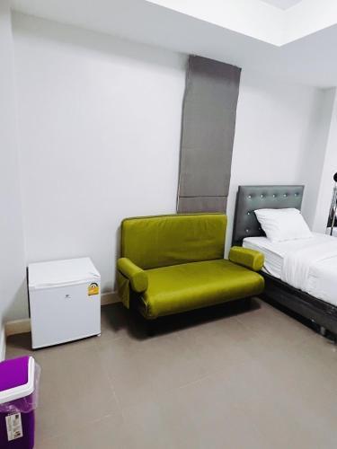 Mitr Inn Mrt Samyot Station - The Grand Palace - Tap to explore photos