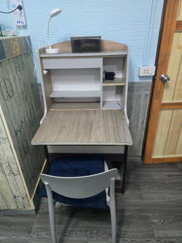 204 Olan Place Spacious Studio with Wi-fi near BTS Skytrain - Tap to explore photos