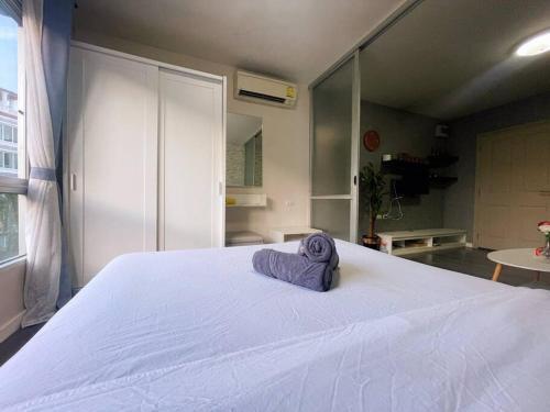 Phuket Kathu - Luxury Pool & Gym - Tap to explore photos